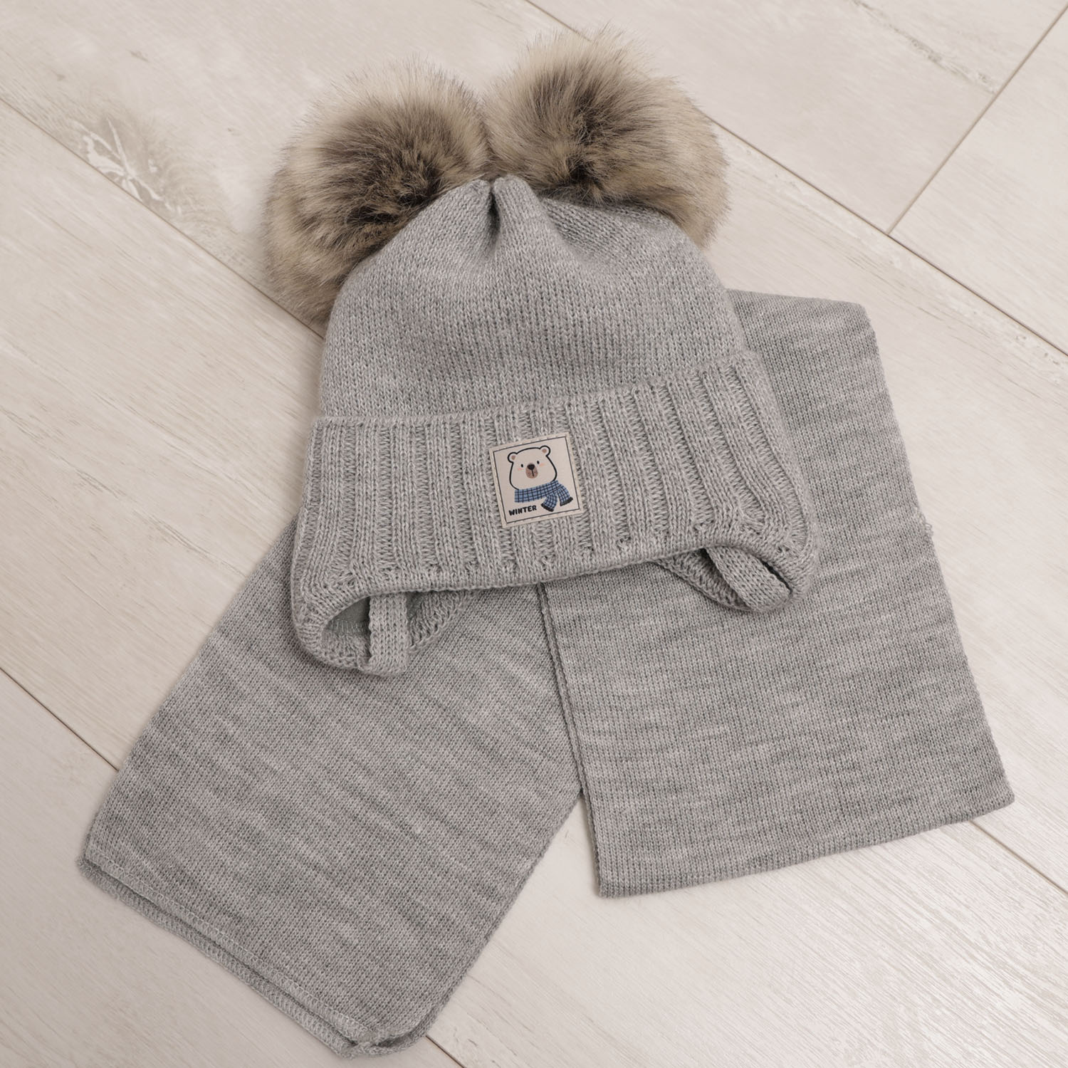 Komplet zimní chlapecký: čepice a šála camel s dvěma bambulemi Jewel