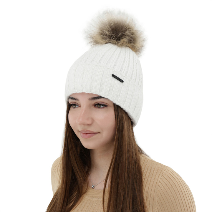 Dámská zimní čepice bílá s bambulí Karizma