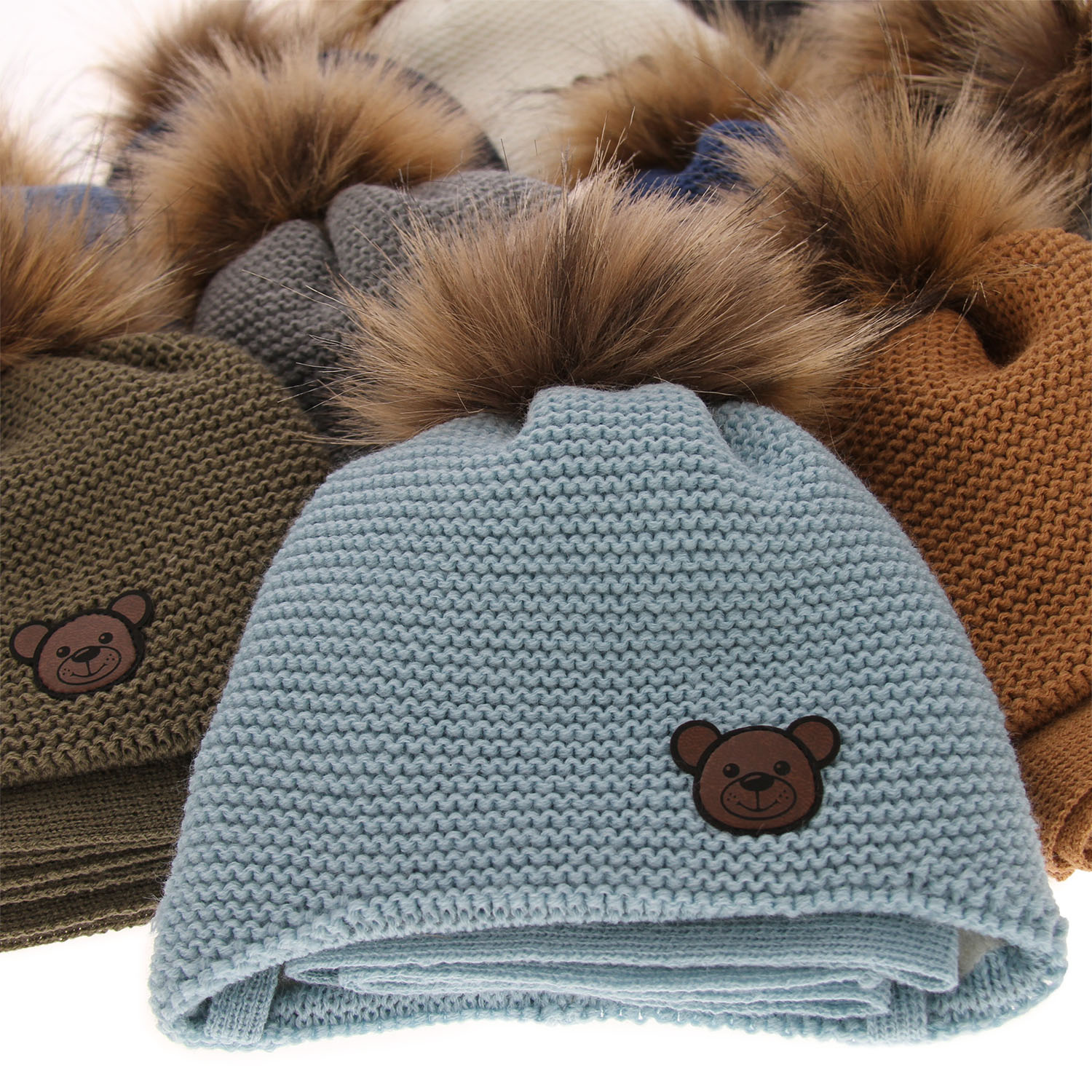 Komplet zimní chlapecký: čepice a šála černý s bambulí Banksi