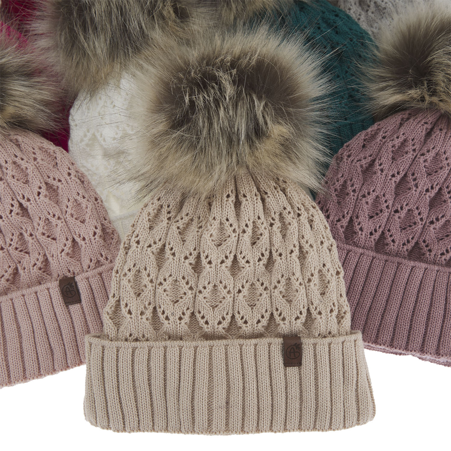 Dámská zimní čepice černá s bambulí Katty							