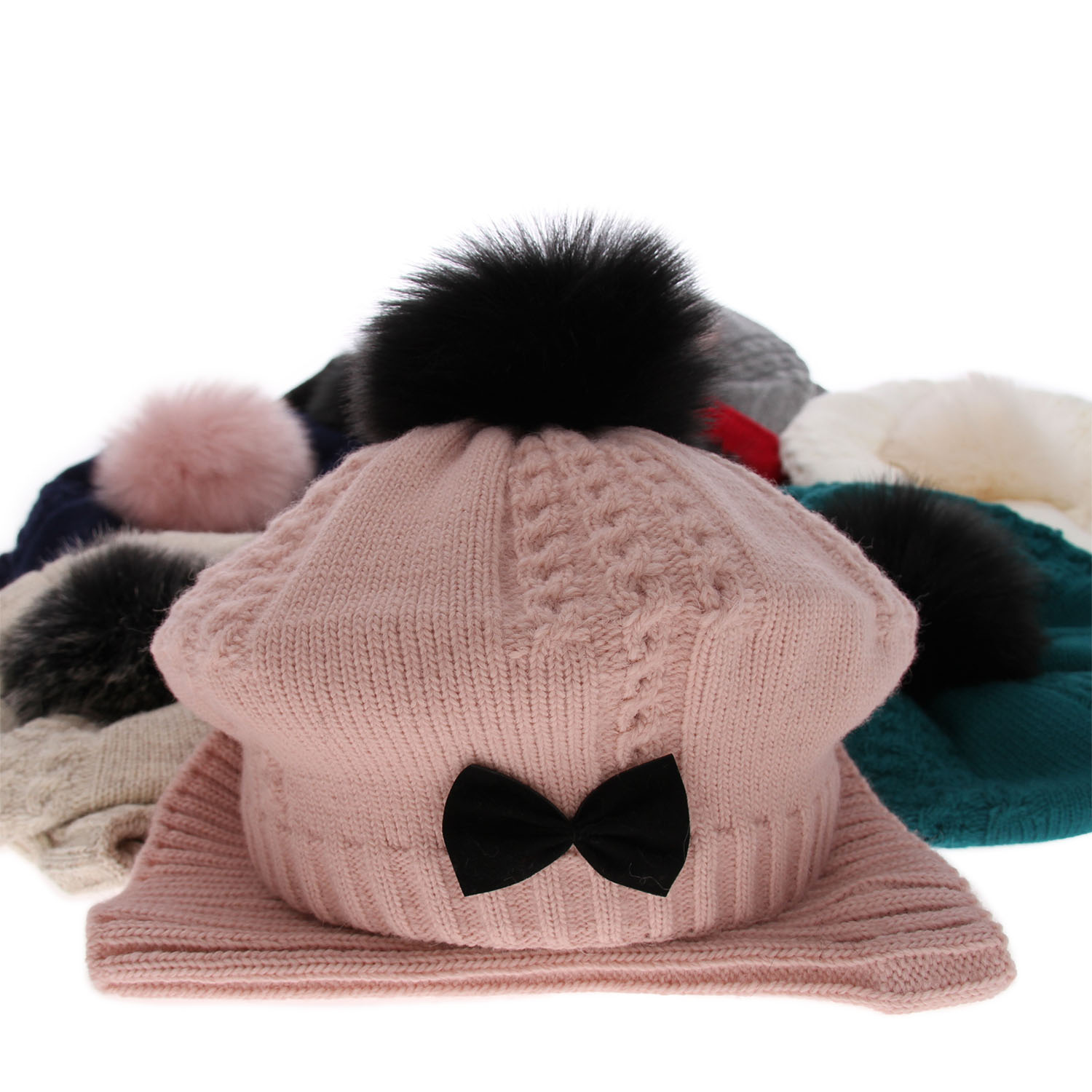 Komplet zimní dívčí: čepice a tunel krémový s bambulí Amora