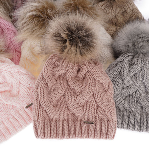 Dámská zimní čepice černá s bambulí Terri