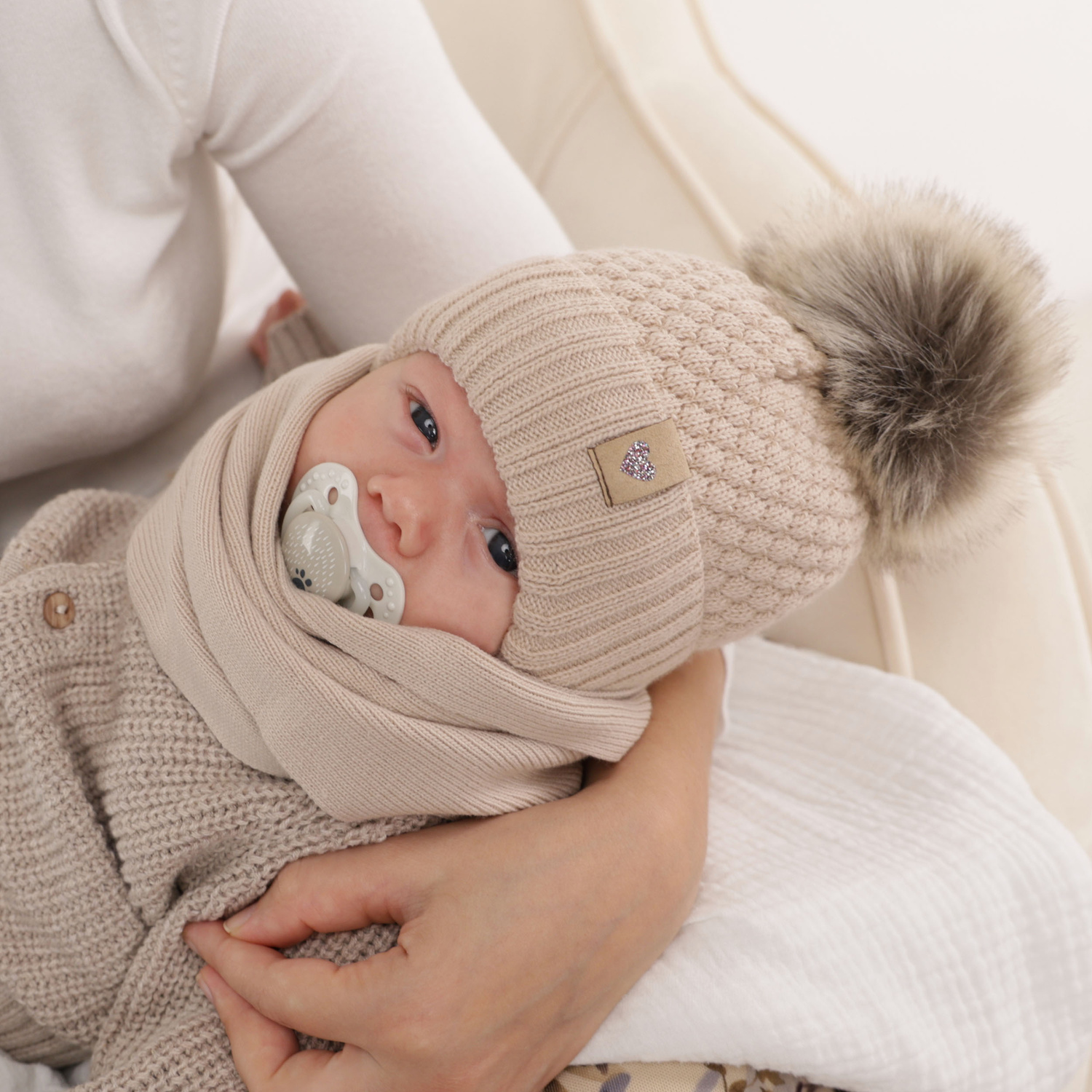 Komplet zimný dievčenský: čiapka a šál fialový s bambuľou Bianca
