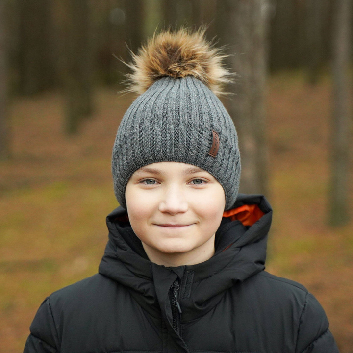 Chlapecká zimní čepice šedá s bambulí Amur