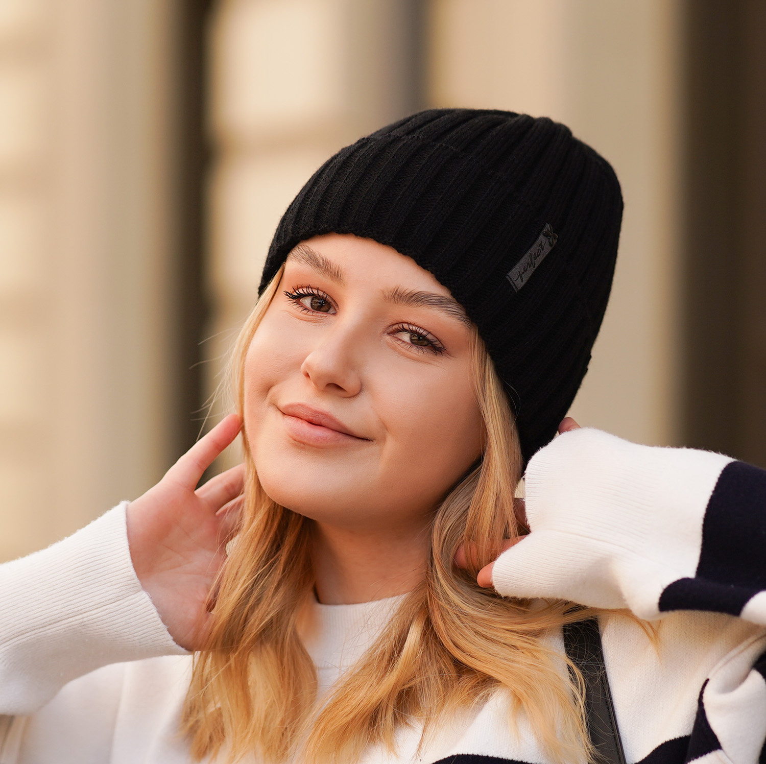 Čepice zimní dámská černá Parisa