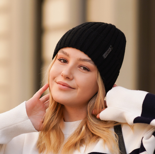Čepice zimní dámská černá Parisa