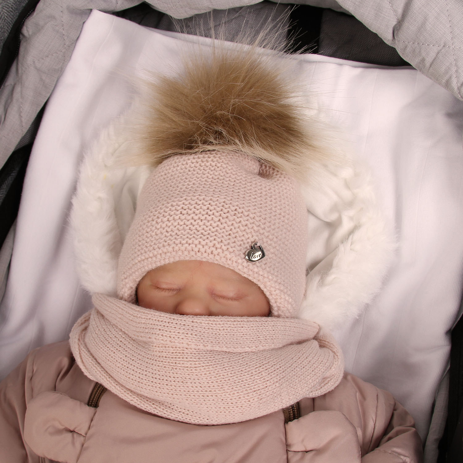 Komplet zimní dívčí: čepice a šála růžový s bambulí Aimi